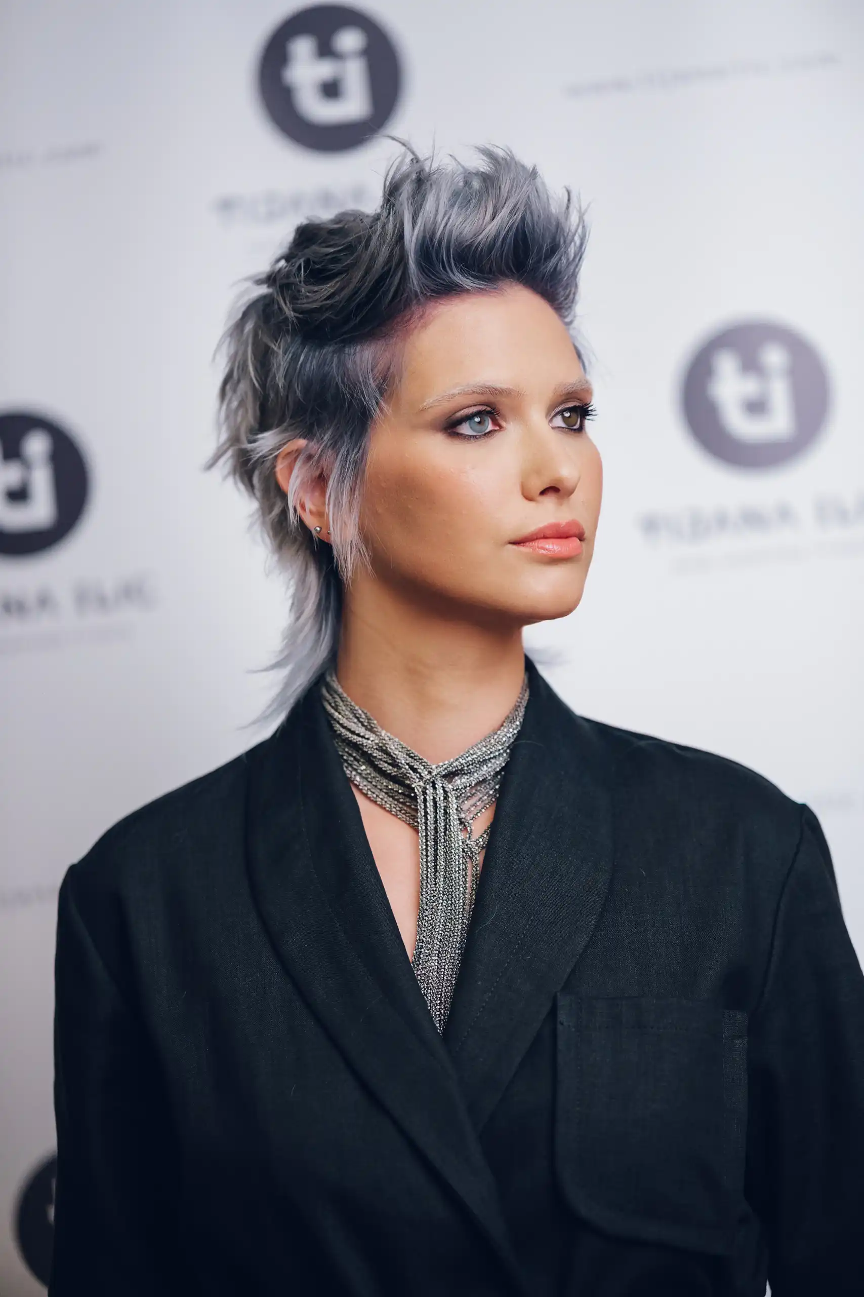 A textured rock mullet