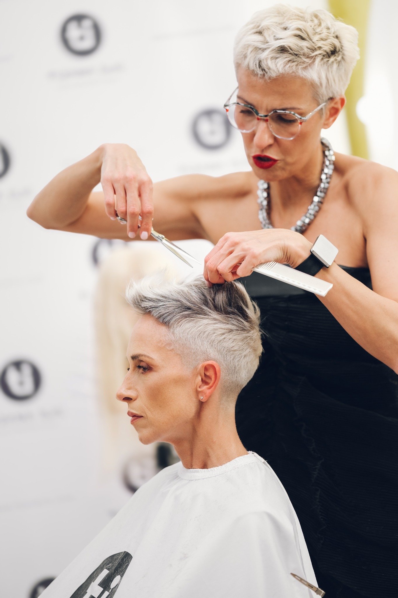 Tijana Ilić shaping a short silver hairstyle — Edu X-perience